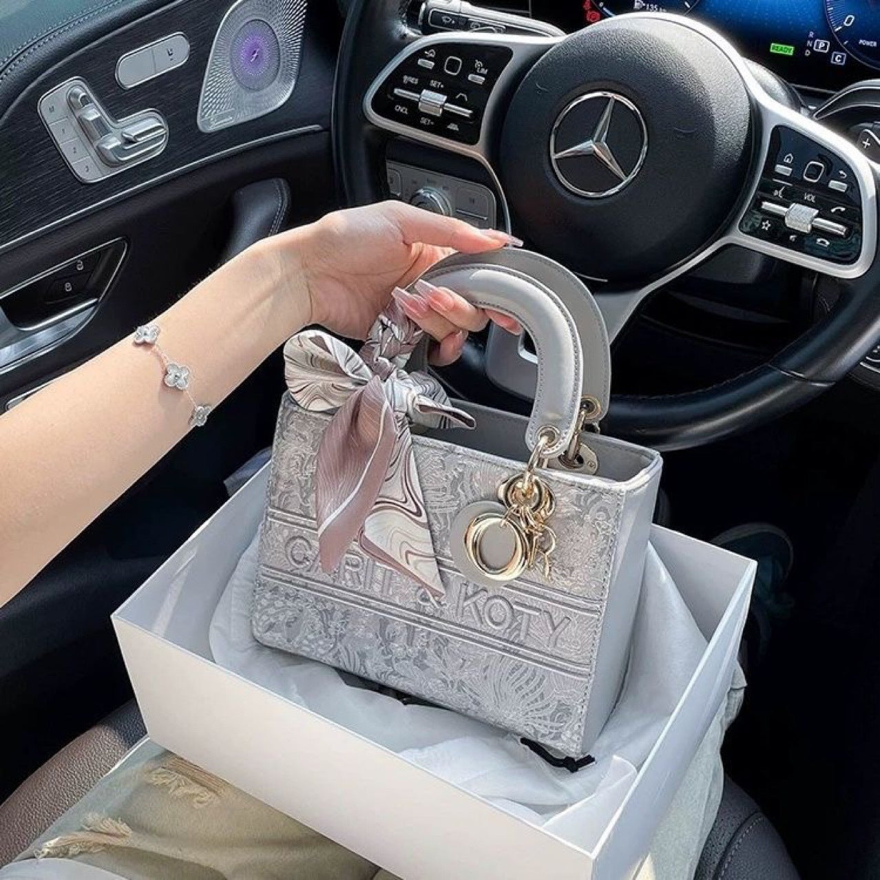 Davis Élégance Embroidered