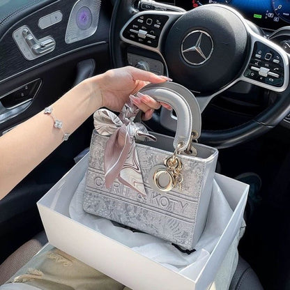 Davis Élégance Embroidered